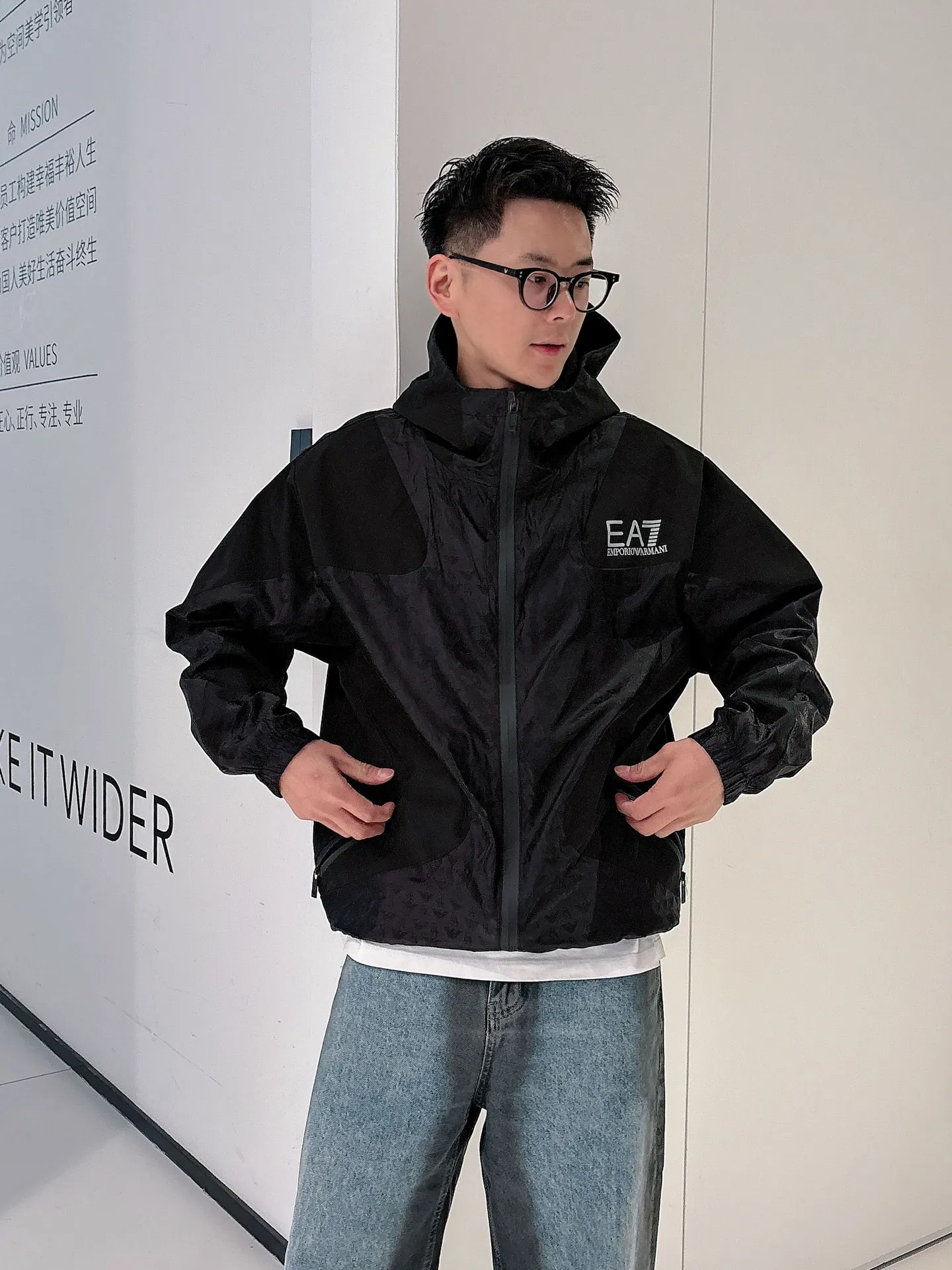 Armani official website Same Style, complete with three labels, on sale in advance. 2026 Autumn and Winter New Arrival men's jacket, Original with complete three labels, Premium version. Custom-made fabrics at the counter. Breathable, high comfort, impeccable details, brand element design concept, reflecting high quality. It feels delicate and soft, presents a casual cut, and has a great upper body shape. Sizes: M～3XL,